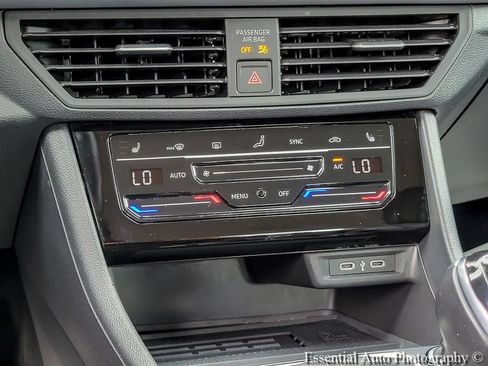 Used 2025 Volkswagen Jetta SE FWD image 19