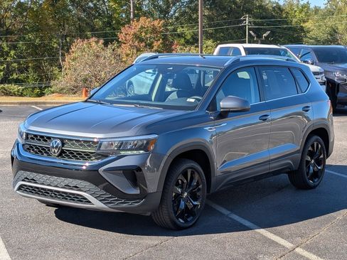 Used 2024 Volkswagen Taos SE w/ Panoramic Sunroof Package image 5