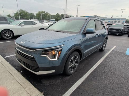 Certified 2023 Kia Niro EX w/ EX Cold Weather Package FWD image 3