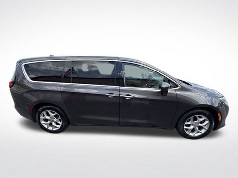 Used 2019 Chrysler Pacifica Touring Plus w/ Advanced Safetytec Group FWD image 2
