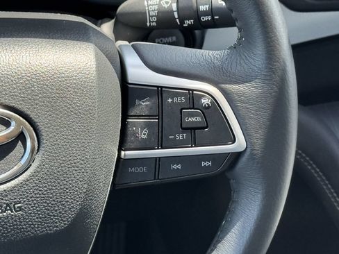 Used 2025 Toyota Sienna XLE FWD image 13