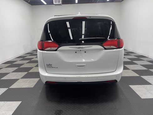 Used 2017 Chrysler Pacifica Touring-L image 3