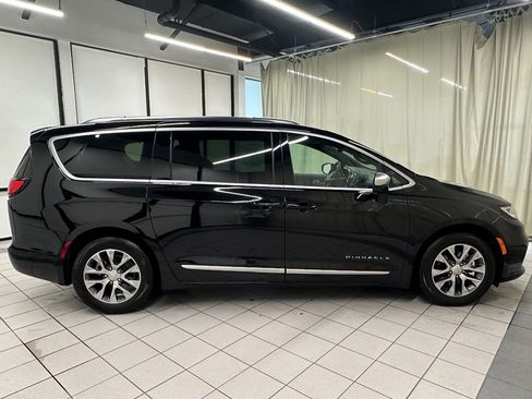 Used 2025 Chrysler Pacifica Pinnacle image 3