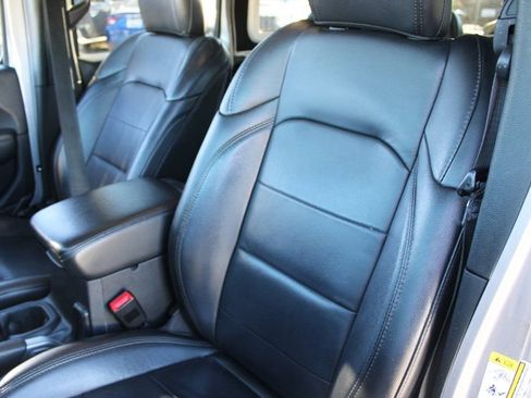 Used 2019 Jeep Wrangler Unlimited Sahara image 23