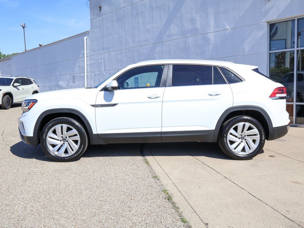 Used 2023 Volkswagen Atlas Cross Sport SE w/ Panoramic Sunroof Package FWD image 2