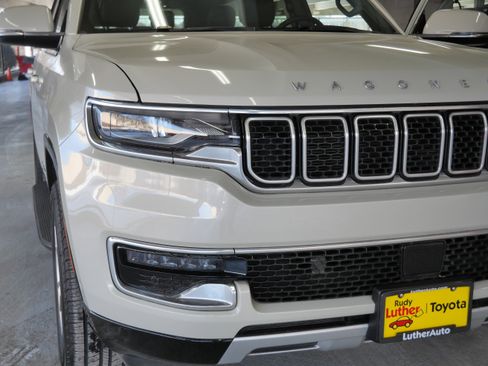 Used 2022 Jeep Wagoneer Series II image 16