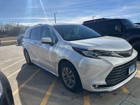 Used 2022 Toyota Sienna XLE image 2