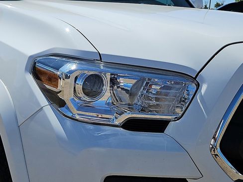 Used 2020 Toyota Tacoma SR5 w/ SR5 Appearance Package (SM) image 6