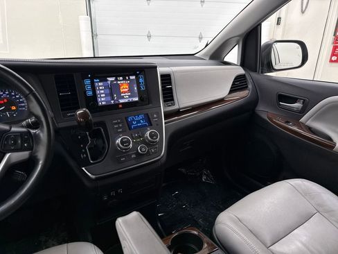 Used 2017 Toyota Sienna AWD image 15