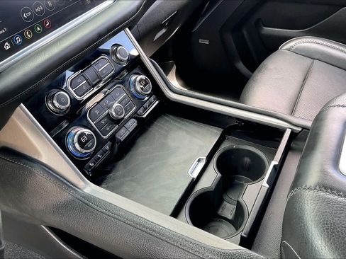 Used 2021 GMC Yukon XL Denali w/ Denali Premium Package image 16