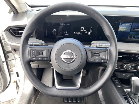Used 2025 Nissan Kicks SV FWD image 17