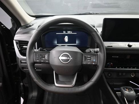 Used 2025 Nissan Rogue SL AWD/4WD image 24