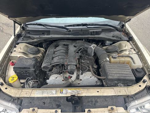 Used 2010 Chrysler 300 Limited RWD image 19