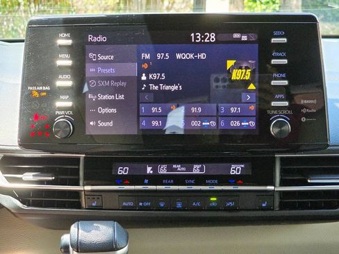 Used 2021 Toyota Sienna XLE FWD image 23