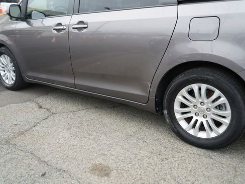 Used 2015 Toyota Sienna FWD image 6