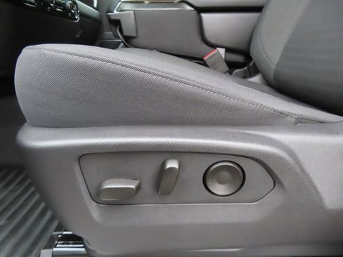 Used 2025 Chevrolet Silverado 1500 LT image 6