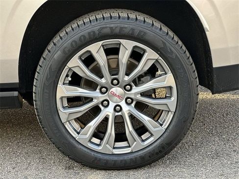 Used 2021 GMC Yukon XL Denali w/ Denali Premium Package image 32