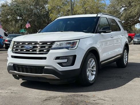 Used 2017 Ford Explorer XLT image 1
