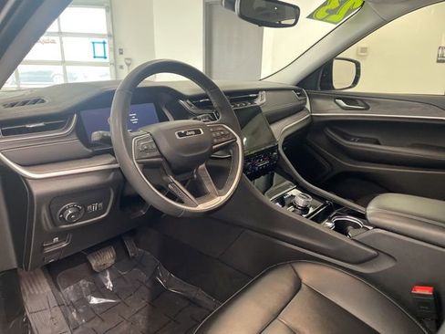 Used 2023 Jeep Grand Cherokee Limited image 16