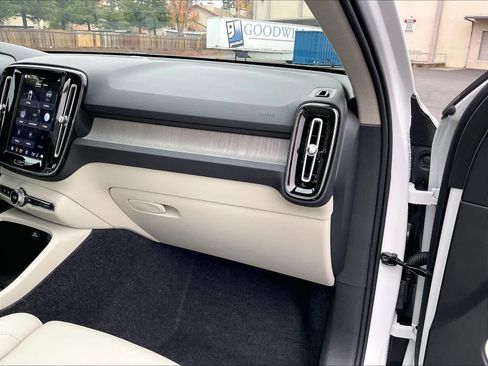 New 2026 Volvo XC40 B5 Plus w/ Protection Package Premier image 28