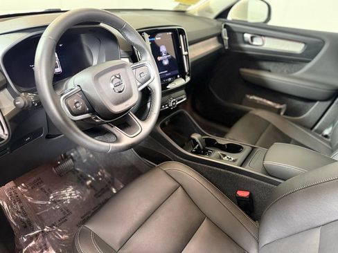 Used 2025 Volvo XC40 B5 Core w/ Protection Package Premier AWD/4WD image 17