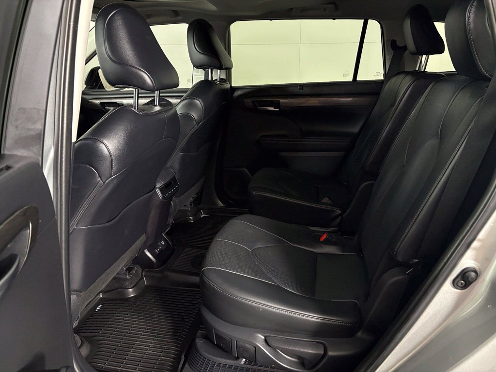 Used 2024 Toyota Highlander Limited AWD/4WD image 37