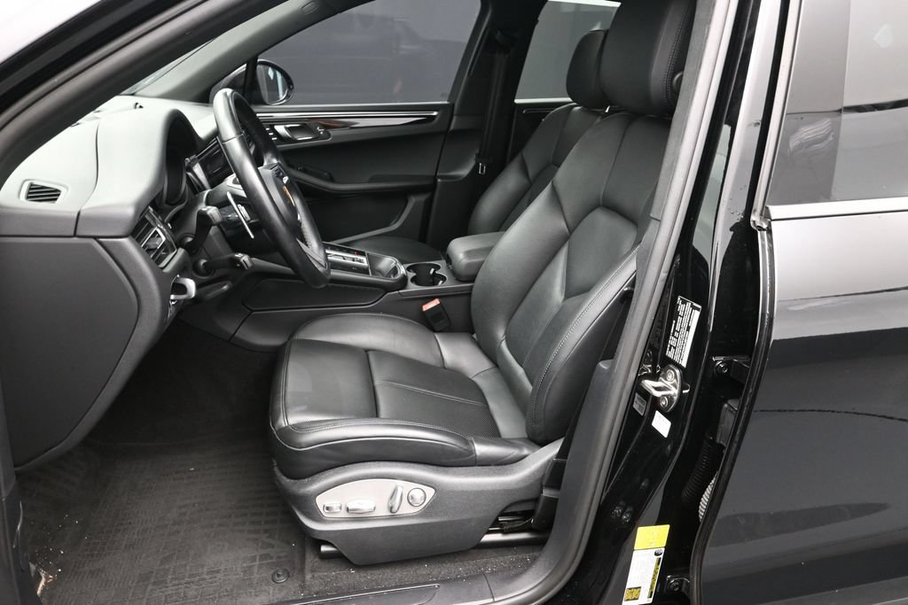 Certified 2023 Porsche Macan AWD/4WD image 5
