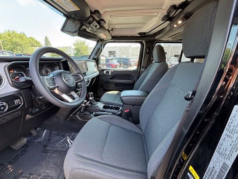 Used 2025 Jeep Wrangler Unlimited Sahara AWD/4WD image 27