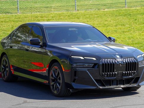 Certified 2023 BMW 740i RWD image 2