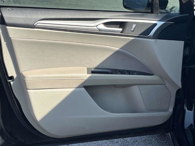 Used 2020 Ford Fusion SE FWD image 14