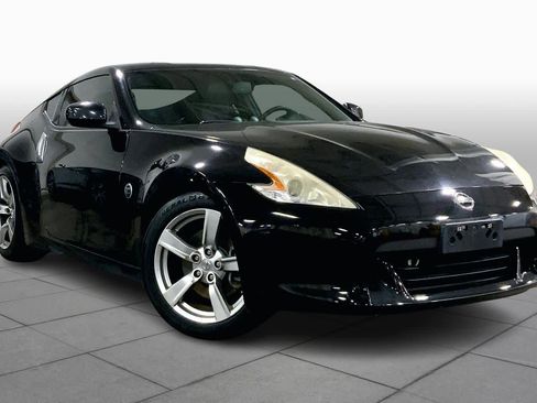Used 2009 Nissan 370Z Touring image 3