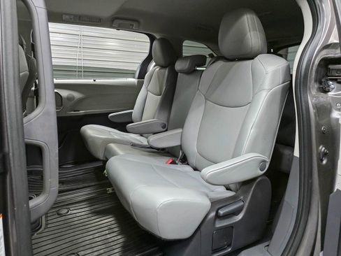 Used 2023 Toyota Sienna XLE FWD image 18
