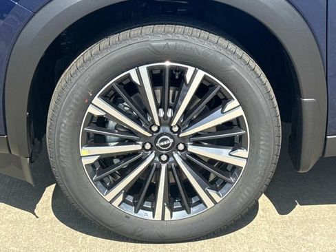 New 2026 Nissan Pathfinder Platinum FWD image 4