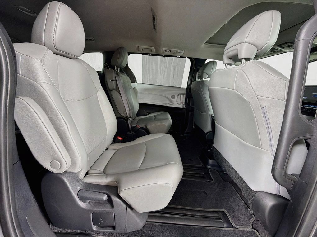 Used 2025 Toyota Sienna XLE FWD image 32