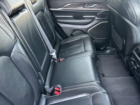 Used 2022 Jeep Grand Cherokee Limited AWD/4WD image 31
