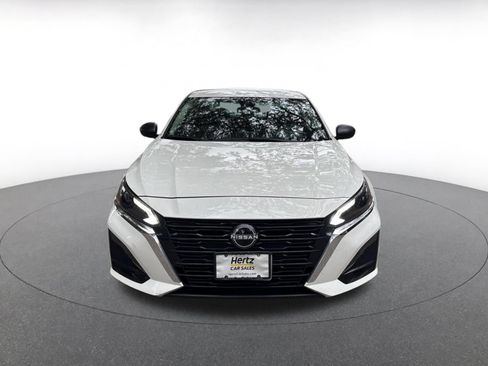 Used 2025 Nissan Altima 2.5 SV FWD image 2