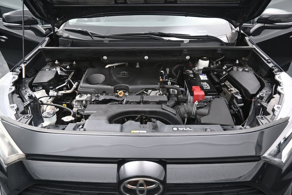 Used 2021 Toyota RAV4 XLE AWD/4WD image 32
