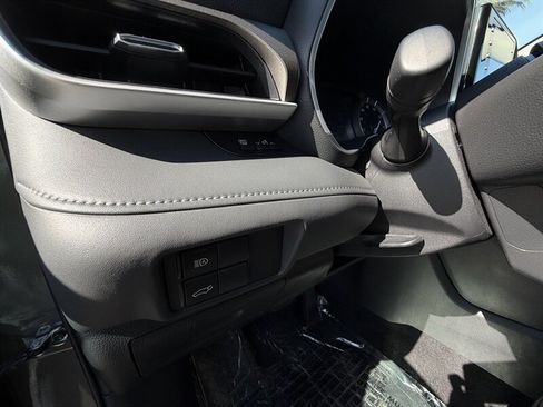 Used 2022 Toyota Highlander XLE AWD/4WD image 25