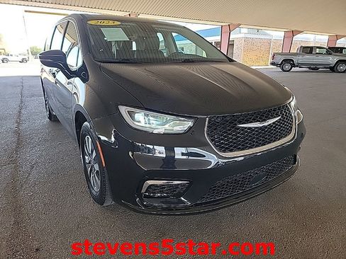 Used 2023 Chrysler Pacifica Touring-L FWD image 5