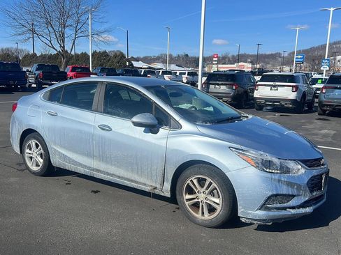 Used 2017 Chevrolet Cruze LT image 2