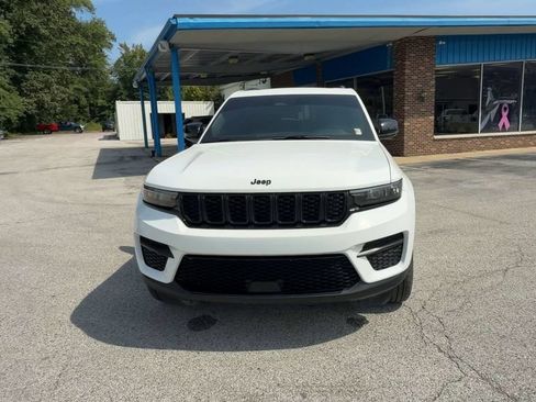 Used 2025 Jeep Grand Cherokee Altitude AWD/4WD image 3