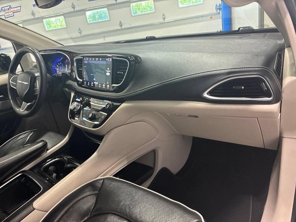Used 2023 Chrysler Pacifica Limited FWD image 41