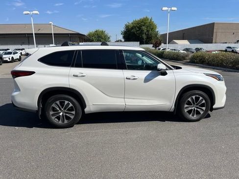 Used 2021 Toyota Highlander XLE FWD image 3