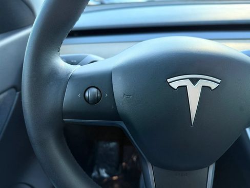 Used 2021 Tesla Model Y Long Range AWD/4WD image 29