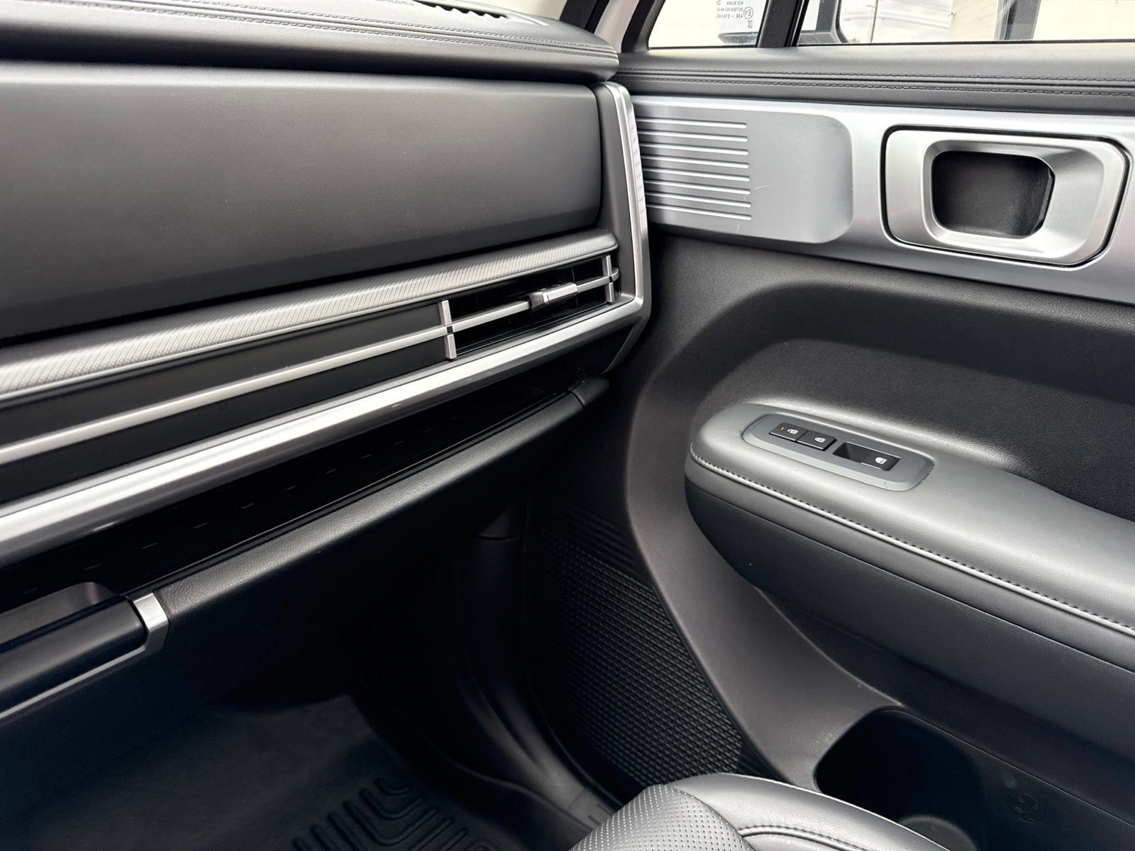 Used 2025 Hyundai Santa Fe SEL FWD image 31