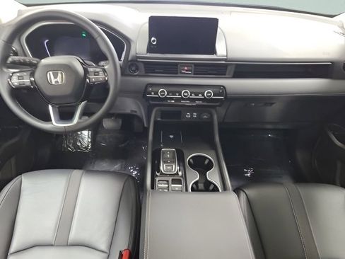 Used 2025 Honda Pilot Touring image 2