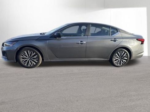 Used 2025 Nissan Altima 2.5 SV image 2