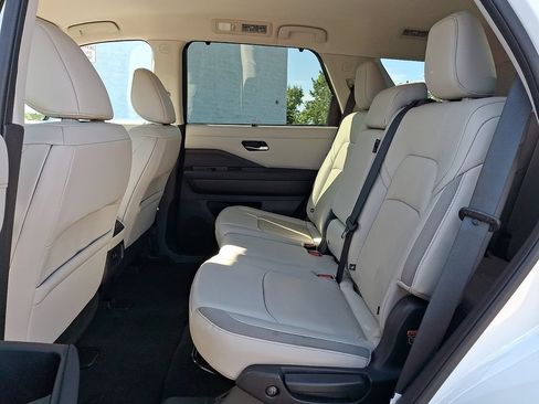 Used 2022 Nissan Pathfinder SL AWD/4WD image 12