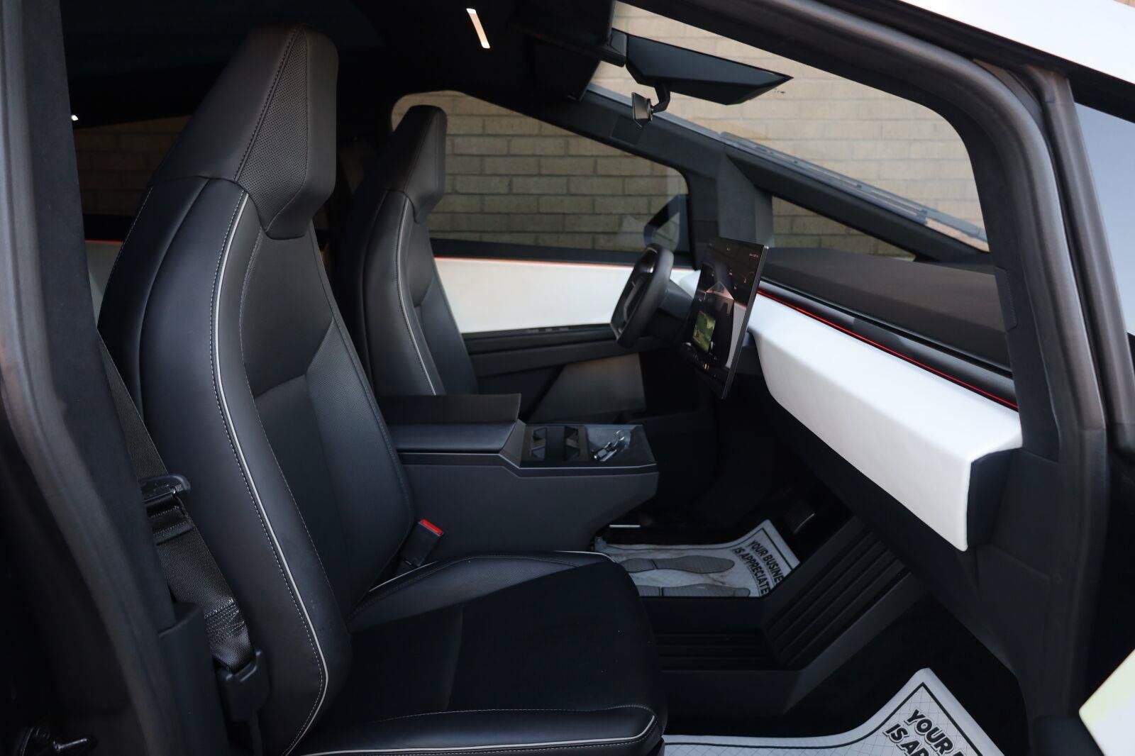 Used 2024 Tesla Cybertruck AWD Crew Cab image 29