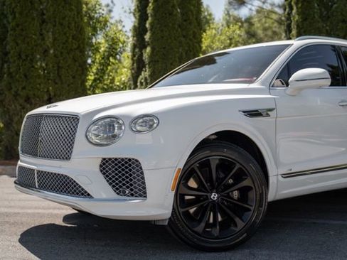 Used 2022 Bentley Bentayga image 3